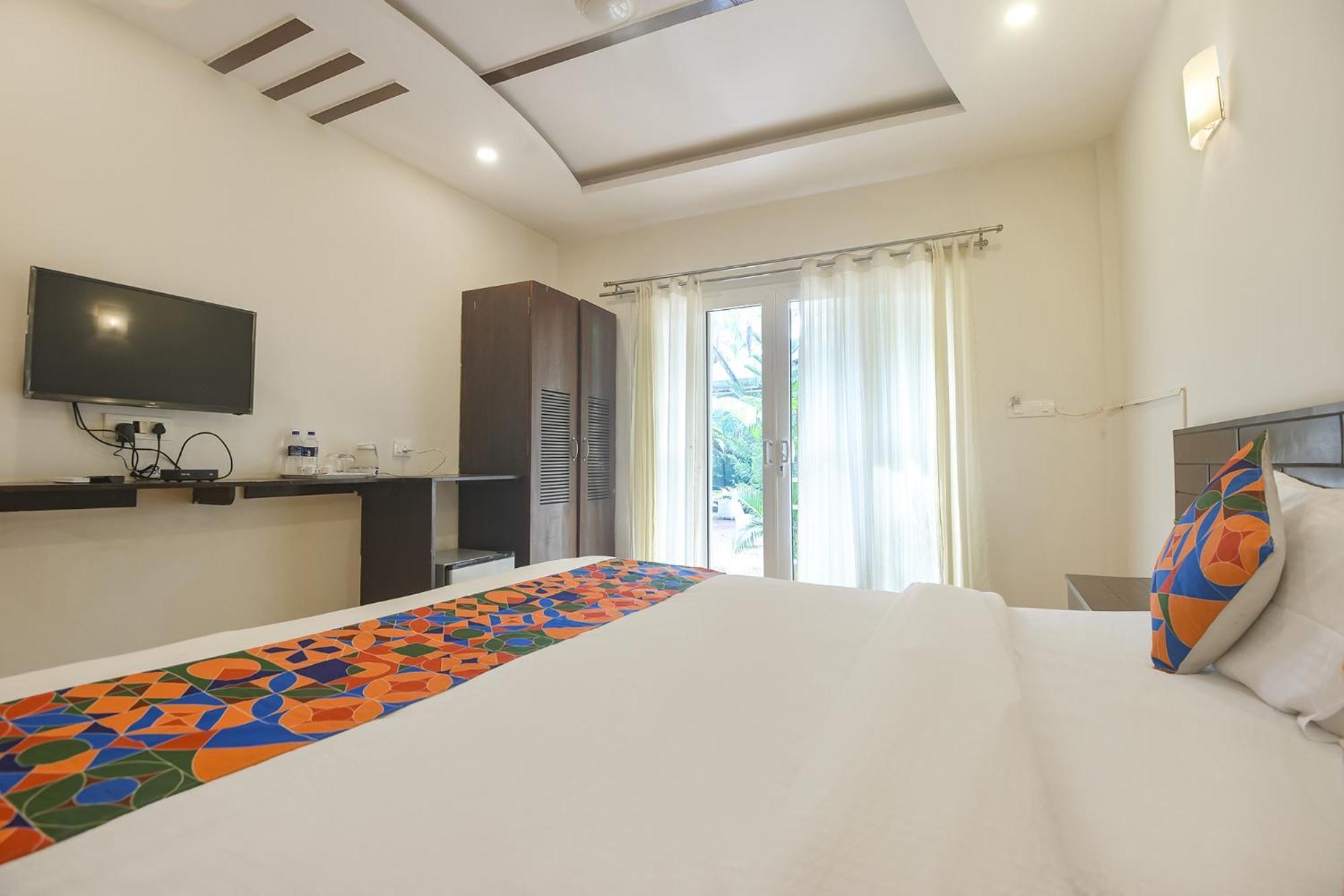 Fabhotel La Volga - Nr Morjim Beach Esterno foto